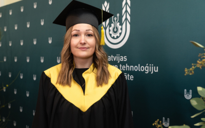 Anna Margreta Vērdiņa izlaiduma tērpā ar dzeltenām detaļām
